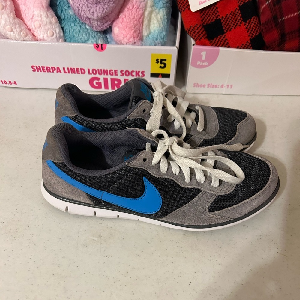 Nike size 7 tennis shoes